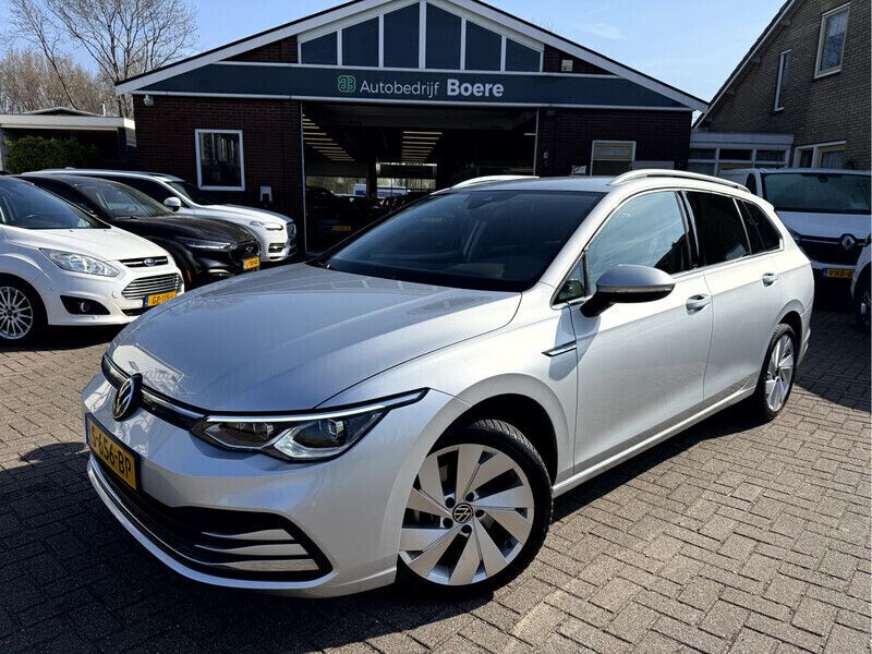 Grijs, metallic lak Gebruikt 2023 VW Golf VIII Style Stationwagen | € 23.450 (Goede deal) - Afbeelding 1/4