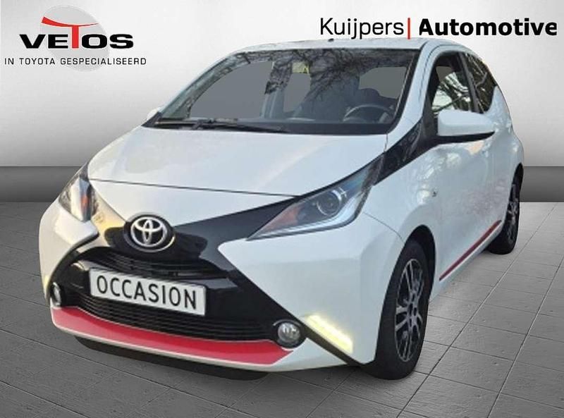 Wit Occasion 2014 Toyota Aygo X-play Hatchback | € 7.450 (Iets duurder) - Afbeelding 1/4