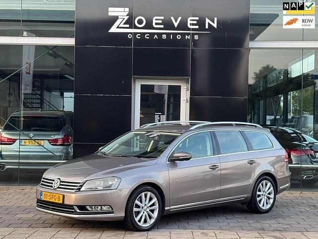 Bruin Gebruikt 2011 VW Passat Highline Stationwagen | € 7.995 (Eerlijke prijs) - Afbeelding 1/4