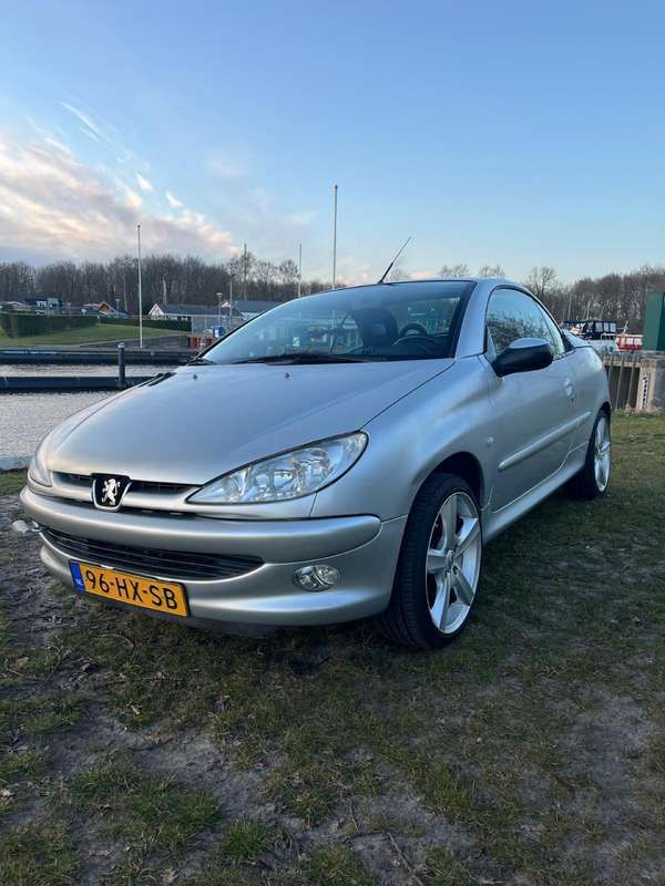 Grijs Gebruikt 2002 Peugeot 206 CC Cabriolet | € 1.999 (Eerlijke prijs) - Afbeelding 1/4