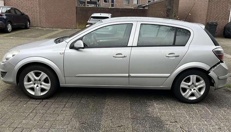 Grijs Gebruikt 2009 Opel Astra Executive Hatchback | € 600 (Super prijs) - Afbeelding 1/4