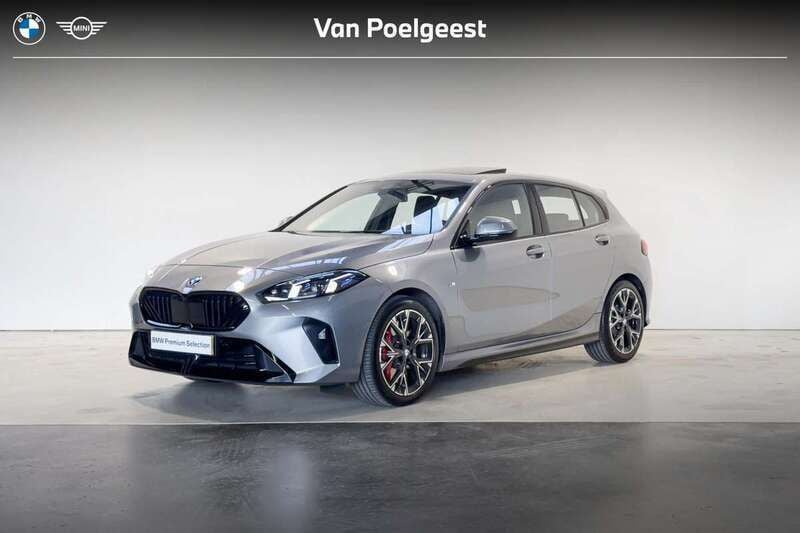 Skyscraper grey metallic (grijs metallic) Gebruikt 2024 BMW 120 M Sport Hatchback | € 43.495 - Afbeelding 1/4