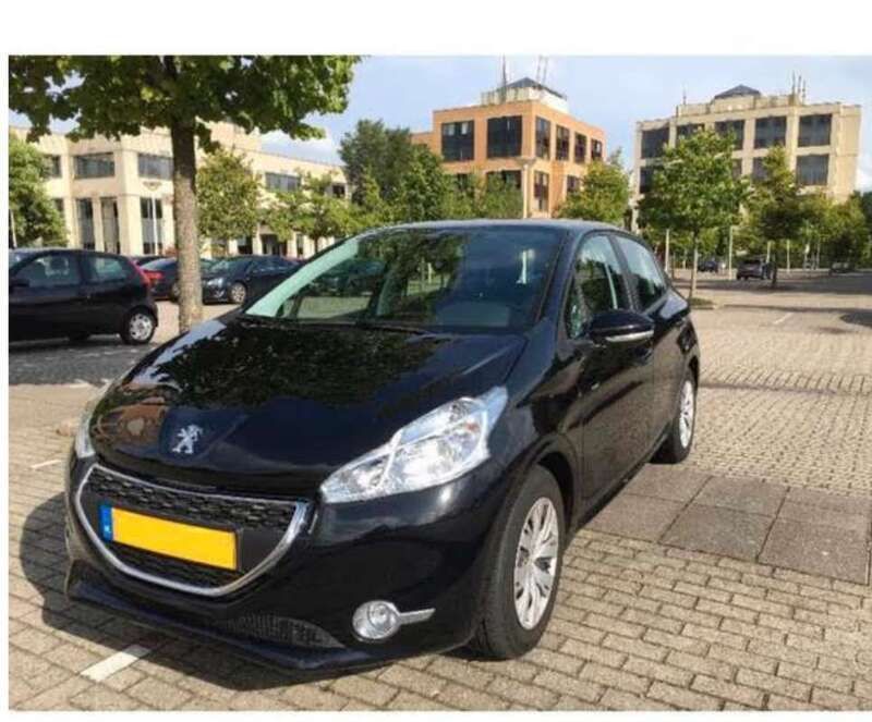 Zwart Gebruikt 2014 Peugeot 208 Envy Hatchback | € 7.000 (Goede deal) - Afbeelding 1/4