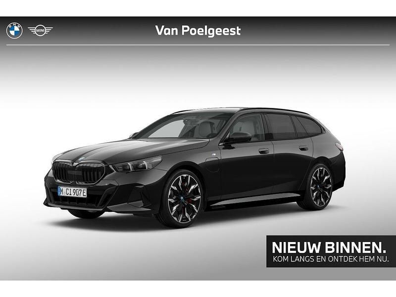 Saphirschwarz metallic (475) (zwart metallic) Gebruikt 2024 BMW 530e M Sport Stationwagen | € 74.895 - Afbeelding 1/2