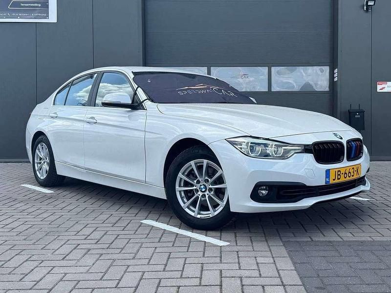Wit Gebruikt 2016 BMW 318 Sedan | € 14.699 (Eerlijke prijs) - Afbeelding 1/4