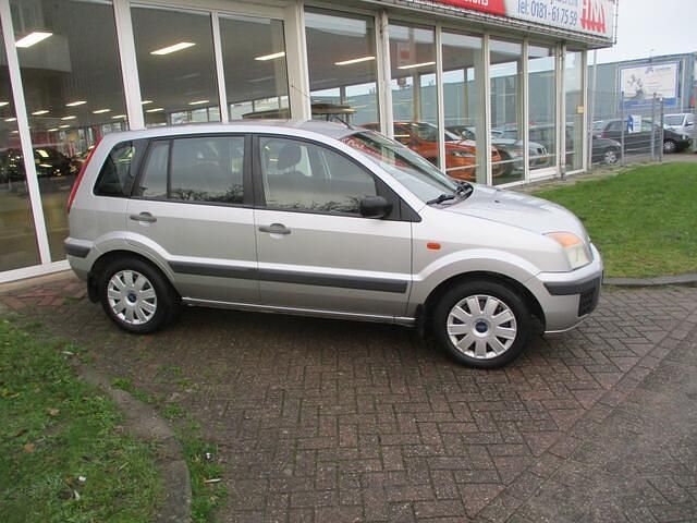 Occasion Ford Fusion 82 PK (60 kW) 2006 Zilver (metallic) MPV