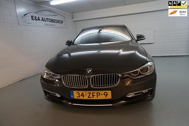 Bruin Gebruikt 2012 BMW 320 Executive Sedan | € 8.650 (Goede deal) - Afbeelding 1/4