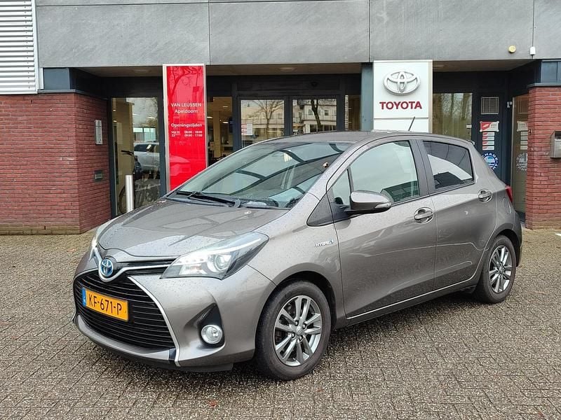Grijs Gebruikt 2016 Toyota Yaris Hybrid Trend Hatchback | € 13.839 (Eerlijke prijs) - Afbeelding 1/4