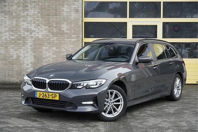 Grijs Gebruikt 2020 BMW 318 Executive Stationwagen | € 21.950 (Super prijs) - Afbeelding 1/4