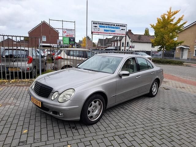 Grijs Gebruikt 2004 Mercedes E220 Classic Sedan | € 1.795 (Goede deal) - Afbeelding 1/4