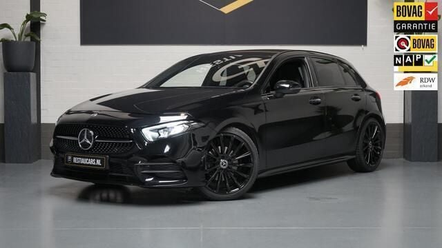Zwart, metallic lak Gebruikt 2022 Mercedes A200 AMG Hatchback | € 32.750 (Eerlijke prijs) - Afbeelding 1/4