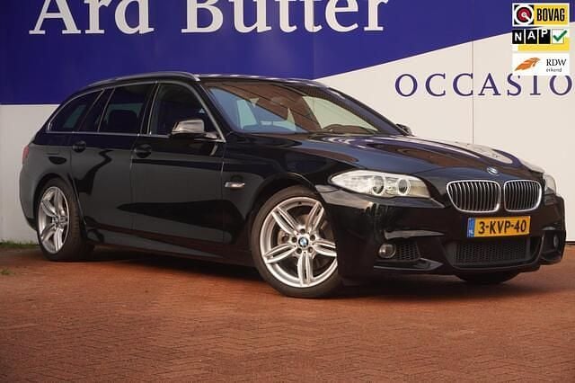 Zwart Gebruikt 2013 BMW 520 M Sport Stationwagen | € 13.699 (Eerlijke prijs) - Afbeelding 1/4