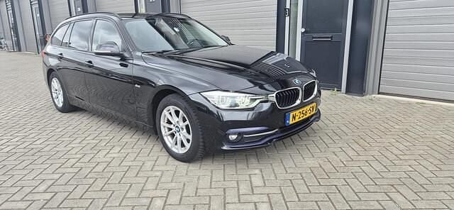 Zwart Gebruikt 2016 BMW 318 Sport Line Stationwagen | € 8.950 (Iets duurder) - Afbeelding 1/4