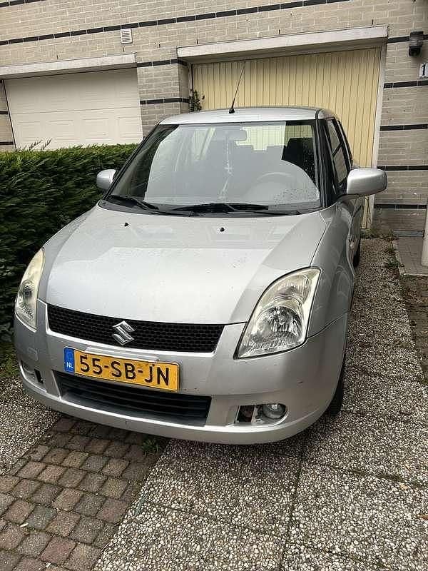 Grijs Occasion 2005 Suzuki Swift Exclusive Hatchback | € 1.099 (Goede deal) - Afbeelding 1/4