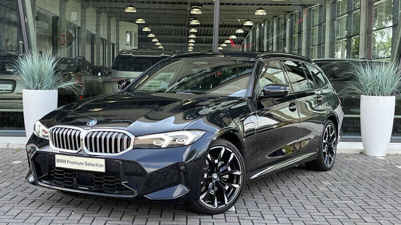 Zwart Gebruikt 2024 BMW 330e Executive Stationwagen | € 55.950 (Eerlijke prijs) - Afbeelding 1/4