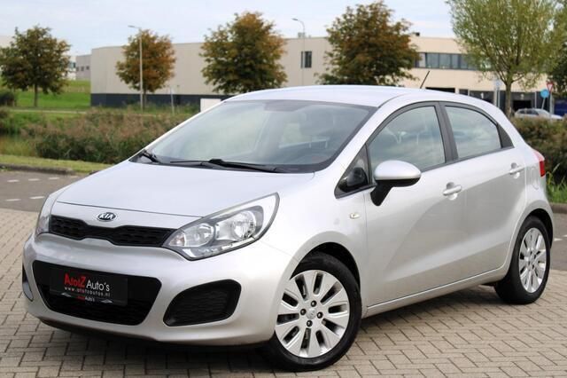 Grijs Gebruikt 2012 Kia Rio Comfort Hatchback | € 6.999 (Eerlijke prijs) - Afbeelding 1/4
