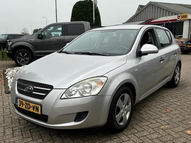 Grijs Gebruikt 2009 Kia Ceed 2 Hatchback | € 1.950 (Eerlijke prijs) - Afbeelding 1/4