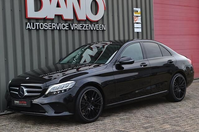 Zwart (metallic) Gebruikt 2018 Mercedes C180 Avantgarde Sedan | € 21.950 (Eerlijke prijs) - Afbeelding 1/4