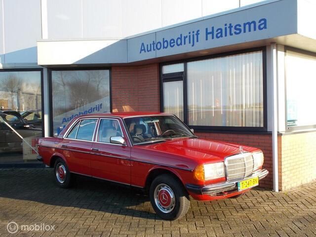 Rood Gebruikt 1983 Mercedes E230 Sedan | € 9.950 - Afbeelding 1/4