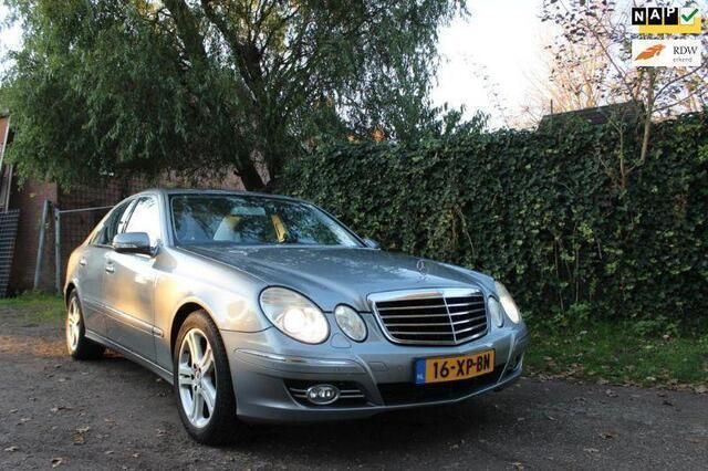 Grijs Gebruikt 2007 Mercedes E230 Avantgarde Sedan | € 6.500 - Afbeelding 1/4