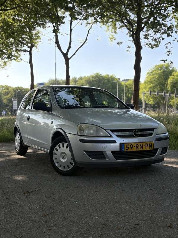 Grijs Gebruikt 2005 Opel Corsa Hatchback | € 1.100 (Goede deal) - Afbeelding 1/4
