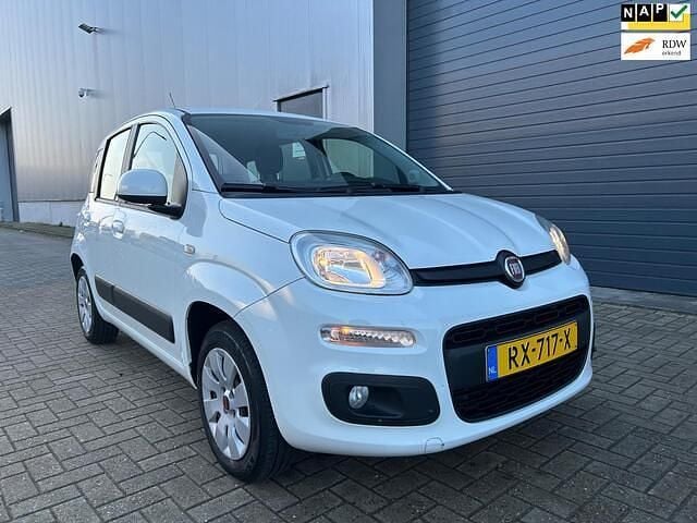 Wit Occasion 2018 Fiat Panda Lounge Hatchback | € 7.499 (Goede deal) - Afbeelding 1/4