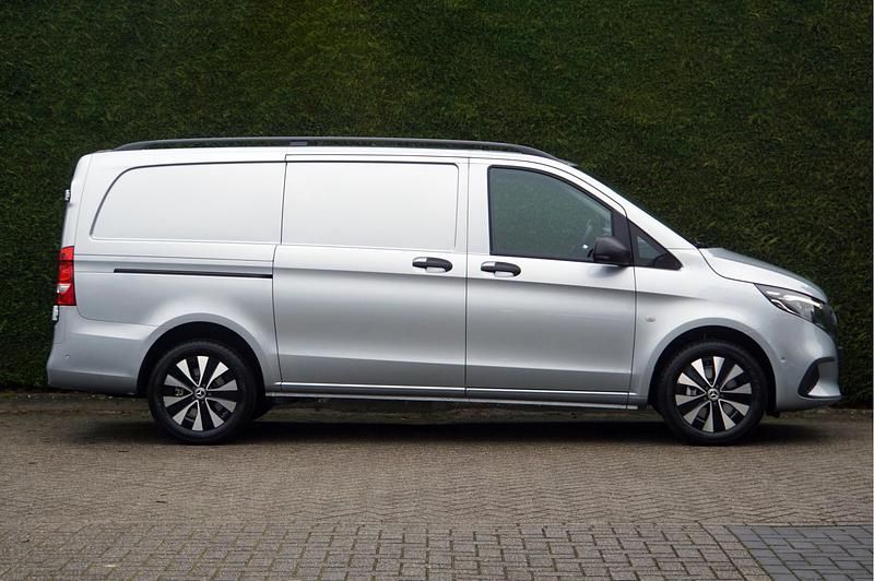 Occasion Mercedes Vito 165 PK (121 kW) 2024 Zilver Van