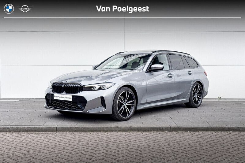 Skyscraper grey metallic (grijs metallic) Gebruikt 2024 BMW 320 Comfort Edition Stationwagen | € 53.900 - Afbeelding 1/4