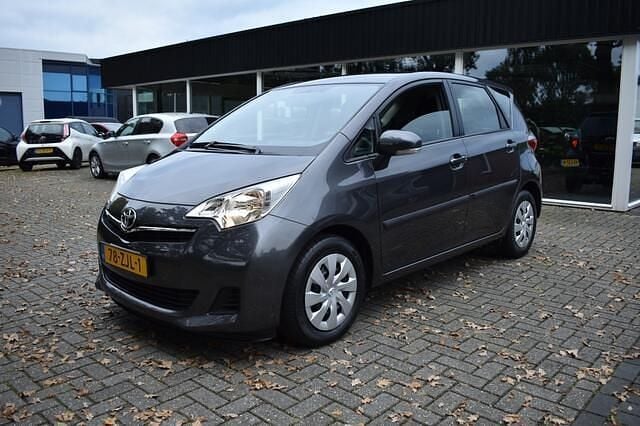 Grijs Gebruikt 2012 Toyota Verso-S Plus MPV | € 9.450 (Goede deal) - Afbeelding 1/4