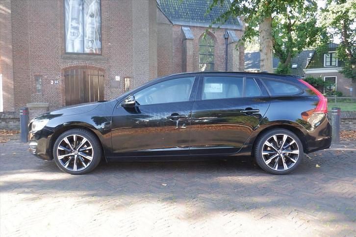 Occasion Volvo V60 Summum 153 PK (112 kW) 2017 Zwart Stationwagen