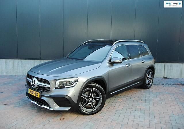 Grijs, metallic lak Gebruikt 2021 Mercedes GLB200 Premium Plus SUV | € 46.299 (Eerlijke prijs) - Afbeelding 1/4