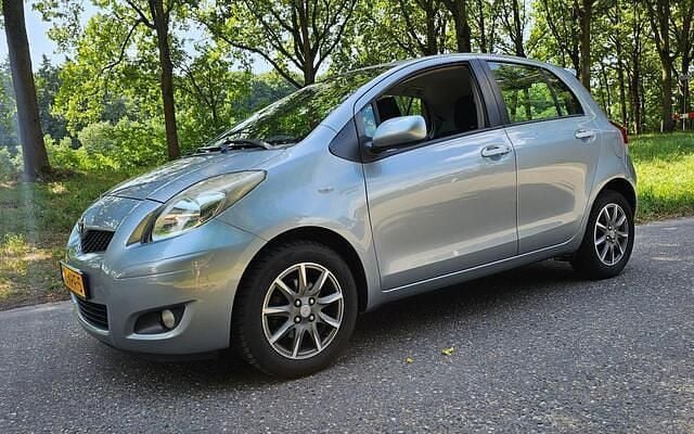 Grijs Gebruikt 2010 Toyota Yaris Hatchback | € 5.950 (Eerlijke prijs) - Afbeelding 1/4
