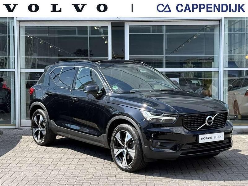 Zwart, metallic lak Gebruikt 2022 Volvo XC40 R-Design SUV | € 35.754 (Duur) - Afbeelding 1/4