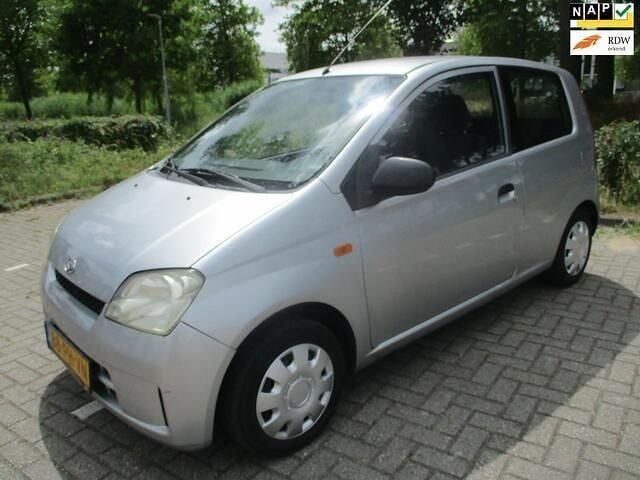 Grijs Gebruikt 2004 Daihatsu Cuore Hatchback | € 1.450 (Eerlijke prijs) - Afbeelding 1/4