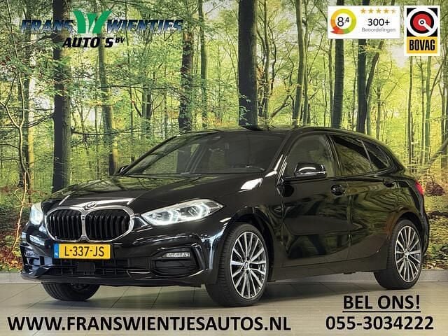 Zwart (metallic) Occasion 2021 BMW 118 Sport Line Hatchback | € 22.449 (Goede deal) - Afbeelding 1/4