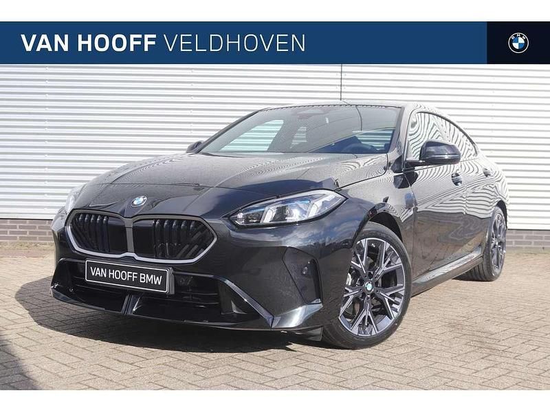 Saphirschwarz Nieuw 2025 BMW 220 M Sport Coupé | € 55.056 (Goede deal) - Afbeelding 1/4