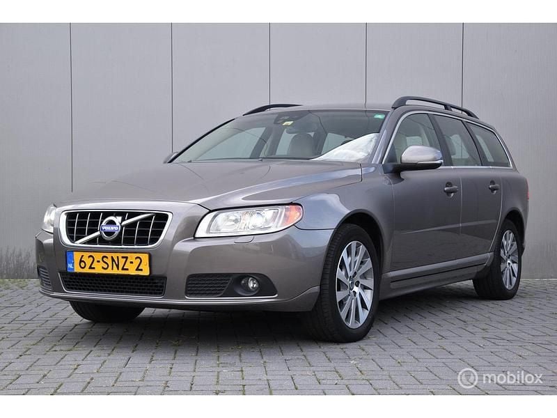 Grijs Gebruikt 2011 Volvo V70 Momentum Stationwagen | € 12.949 - Afbeelding 1/4