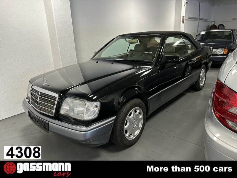 Zwartschwarz Gebruikt 1995 Mercedes E320 Cabriolet | € 24.900 - Afbeelding 1/4