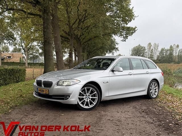 Grijs Gebruikt 2013 BMW 520 Executive Stationwagen | € 9.885 (Goede deal) - Afbeelding 1/4