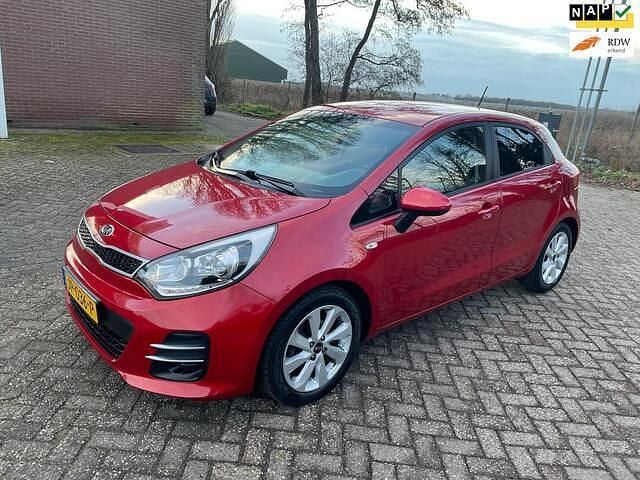 Rood Occasion 2016 Kia Rio Hatchback | € 4.999 (Super prijs) - Afbeelding 1/4