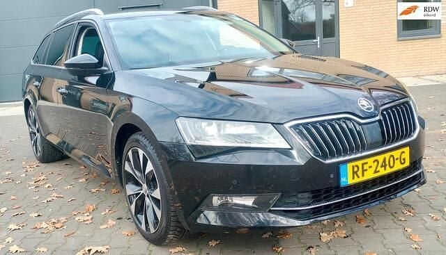 Zwart (metallic) Gebruikt 2017 Skoda Superb Business Line Stationwagen | € 15.499 (Goede deal) - Afbeelding 1/4