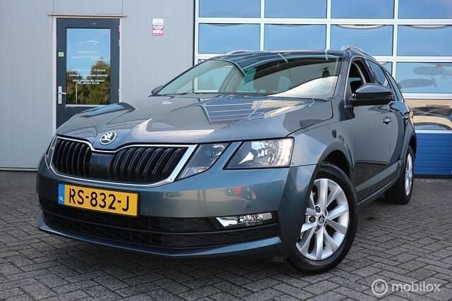 Grijs Gebruikt 2017 Skoda Octavia Ambition Stationwagen | € 8.800 (Goede deal) - Afbeelding 1/4