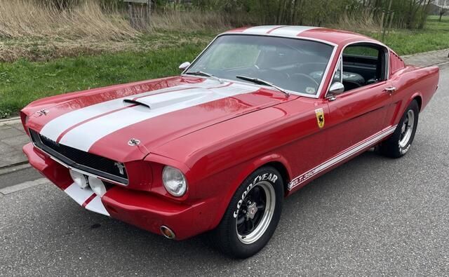 Rood Gebruikt 1965 Ford Mustang Fastback Coupé | € 69.000 - Afbeelding 1/4