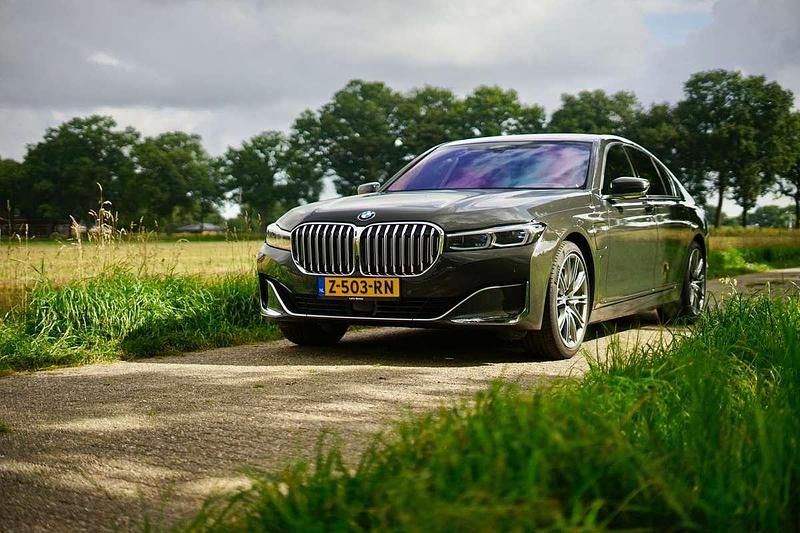 Grijs Gebruikt 2019 BMW 745 Sedan | € 48.990 (Eerlijke prijs) - Afbeelding 1/4