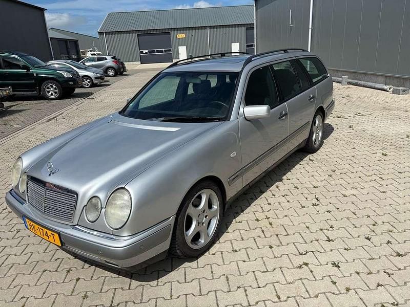 Grijs Gebruikt 1998 Mercedes E240 Classic Stationwagen | € 4.500 - Afbeelding 1/4