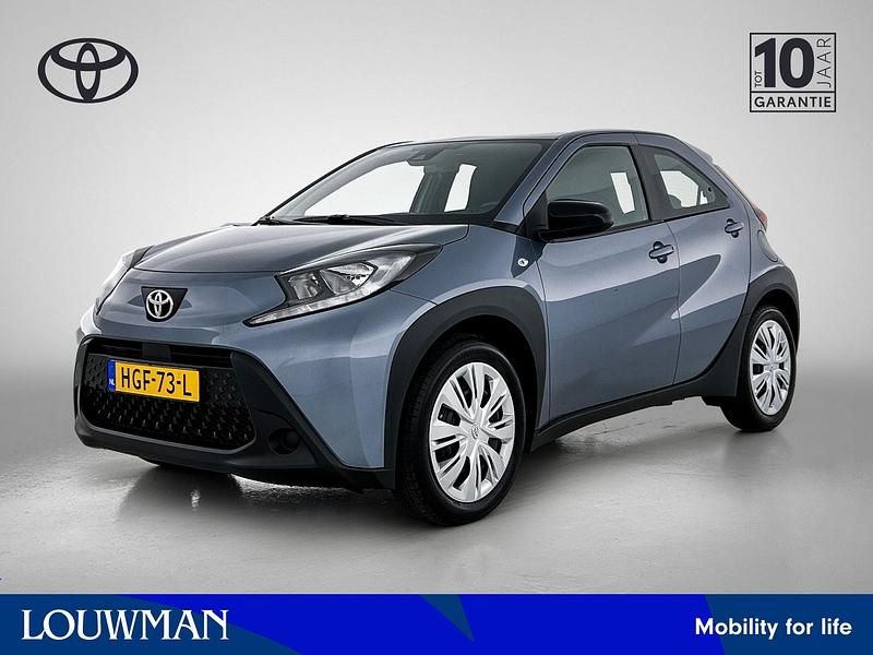 Grijs Gebruikt 2025 Toyota Aygo X Play SUV | € 19.445 - Afbeelding 1/4