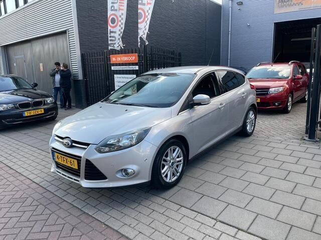 Grijs, metallic lak Gebruikt 2014 Ford Focus Hatchback | € 4.499 (Goede deal) - Afbeelding 1/4