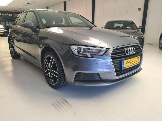 Grijs Gebruikt 2020 Audi A3 Sportback g-tron Basis Sedan | € 21.950 - Afbeelding 1/4