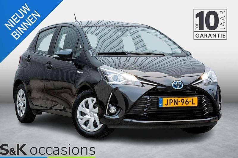 Zwart Gebruikt 2020 Toyota Yaris Hybrid Hatchback | € 16.950 (Goede deal) - Afbeelding 1/4