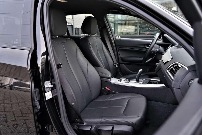 Occasion BMW 118 Executive 136 PK (100 kW) 2018 Zwart (metallic) Hatchback